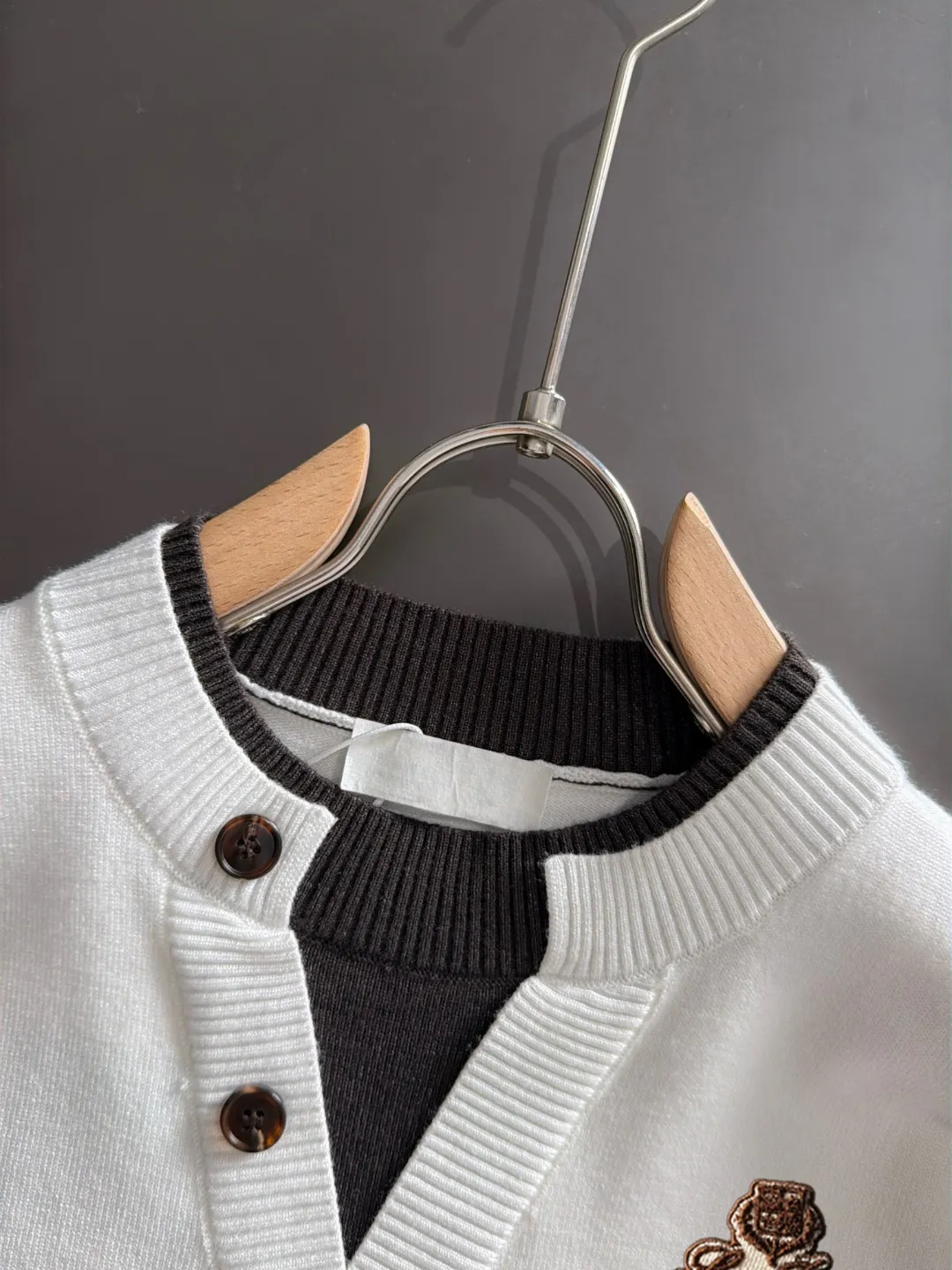 Next day shipping LP 2041 Autumn and Winter latest sweaters from the official website, on sale at the counter at the same time Hot Sale! Specially made of wool blended fabric. It feels comfortable and can be directly in contact with the skin. The logo badge is exquisitely embroidered, which is extremely eye-catching! The details highlight the fashionable charm of big brands. Exquisite workmanship. Three-dimensional cutting style. The wearing effect is invincible and handsome! All three standards are complete! Sizes:M-3XL
